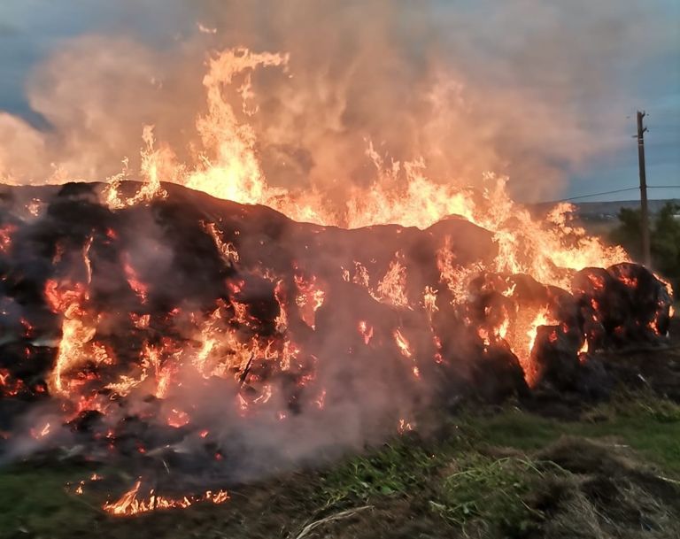 Un depozit de furaje a ars ca o torță. Pompierii au luptat cu flăcările mai bine de trei ore (VIDEO)
