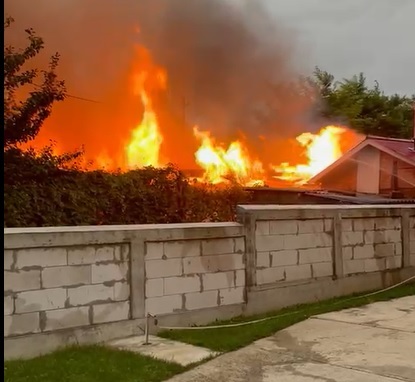 Incendiu de proporții în Leorda. Două femei au fost salvate din flăcări de vecini și pompieri (FOTO VIDEO)