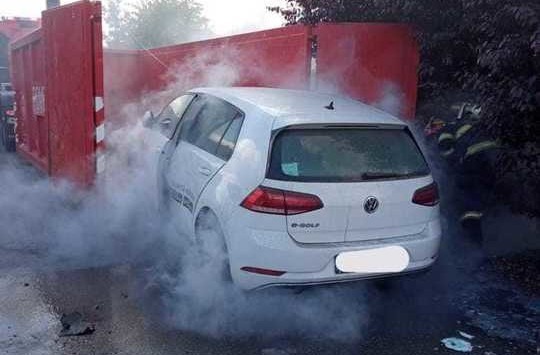 Intervenție în premieră la o mașină electrică în flăcări: Pompierii au scufundat autoturismul în apă