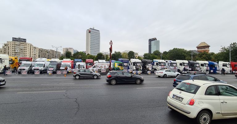 PROTEST: Zeci de camioane oprite în faţa Guvernului, vizate fiind impozitarea diurnelor, scumpirea RCA şi carantinarea şoferilor
