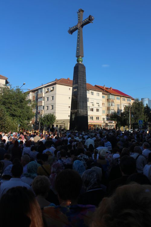 Botoșăneni așteptați la slujba de lângă Monumentul Sfintei Cruci