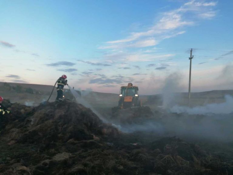 Sute de tone de furaje mistuite de un incendiu provocat intenționat