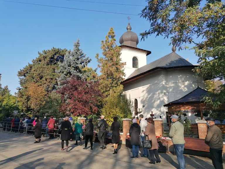 MONITORUL VIDEO: Sute de credincioși la Biserica “Sfânta Cuvioasă Parascheva”