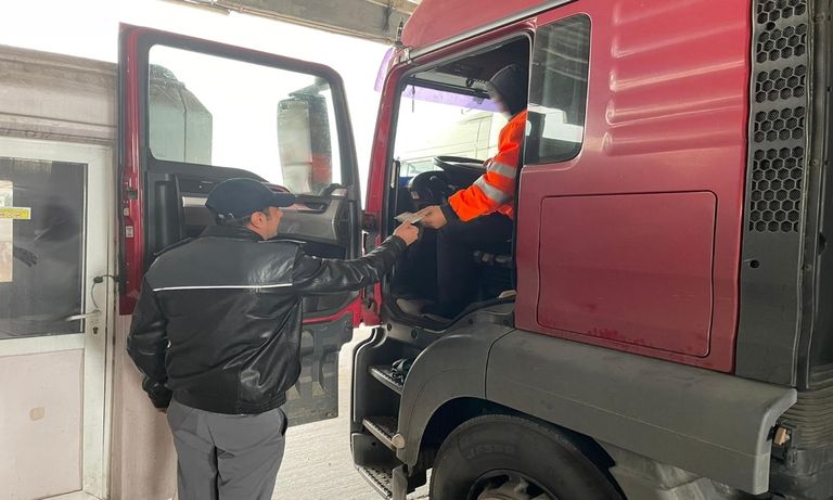 Camionagiu amendat cu 5.000 de lei din cauza țigărilor de contrabandă