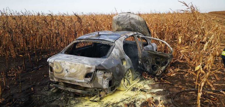 Contrabandist urmărit cu focuri de armă. Suspectul și-a incendiat mașina (VIDEO)