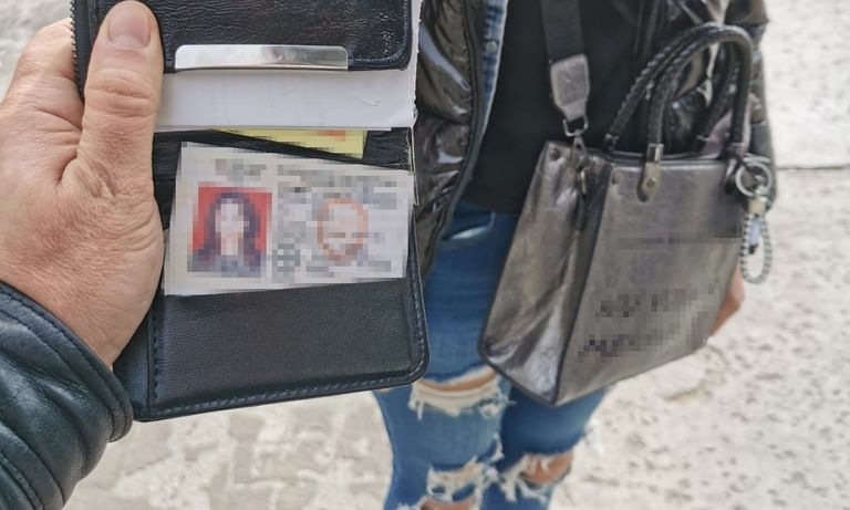 A plătit 300 de dolari pentru un permis de conducere și s-a ales cu dosar penal