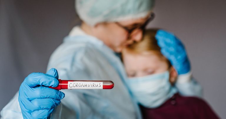 Părinții vaccinați care au copii mai mari de 7 ani, infectați cu SARS-CoV-2, nu pot primi concediu plătit