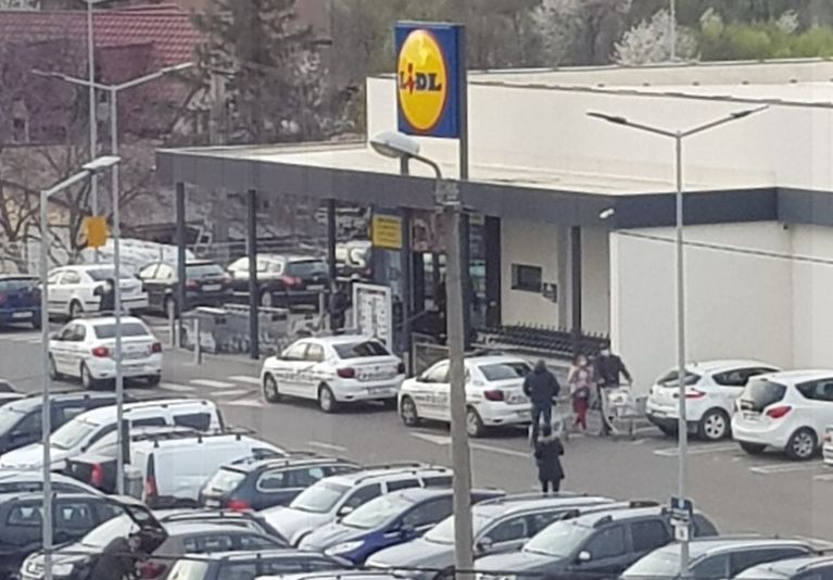 Consumator de droguri ridicat de polițiști din parcarea magazinului „Lidl”