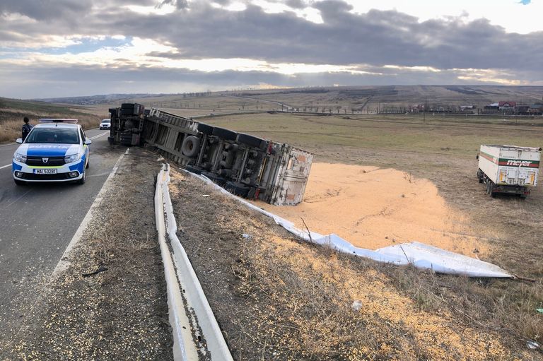 Șofer rănit după ce s-a răsturnat cu camionul încărcat cu cereale (video)