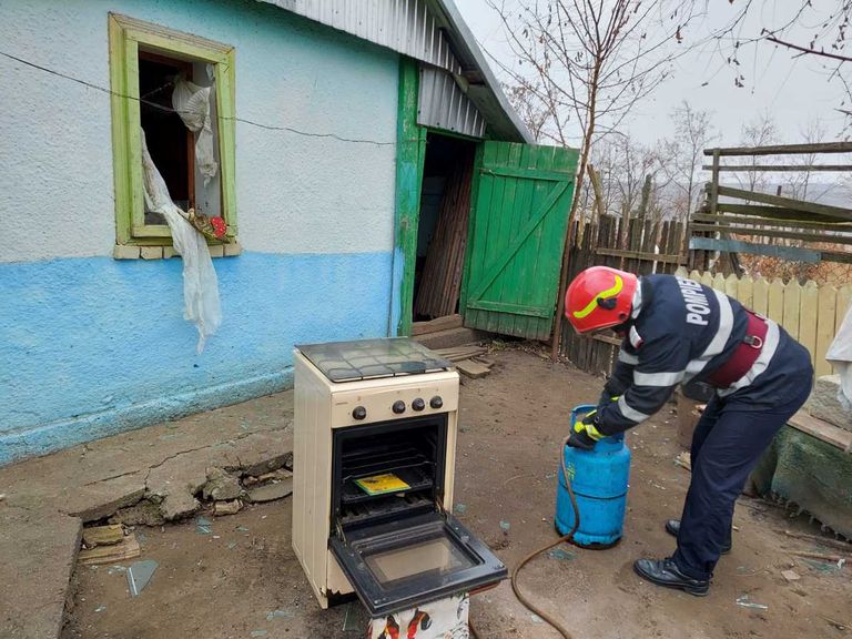 Explozie într-o locuință din județ. O septuagenară a supraviețuit deflagrației