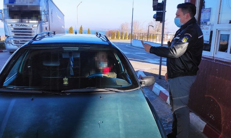 A încercat să iasă din țară la volan, desi nu avea permis de conducere