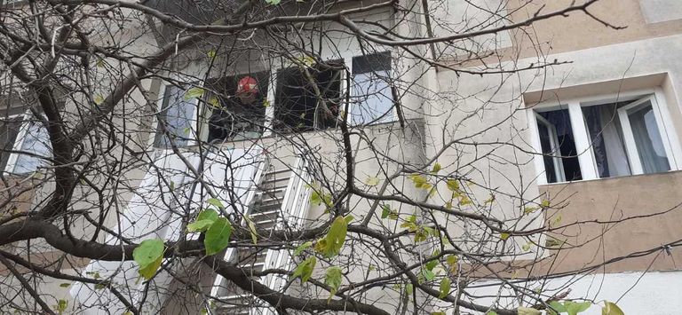 Panică într-un bloc din Dorohoi din cauza unui incendiu izbucnit într-un balcon