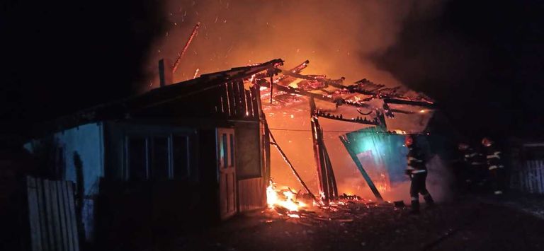 Casă abia renovată distrusă de un incendiu. Proprietarii treziți din somn de vâlvătaie