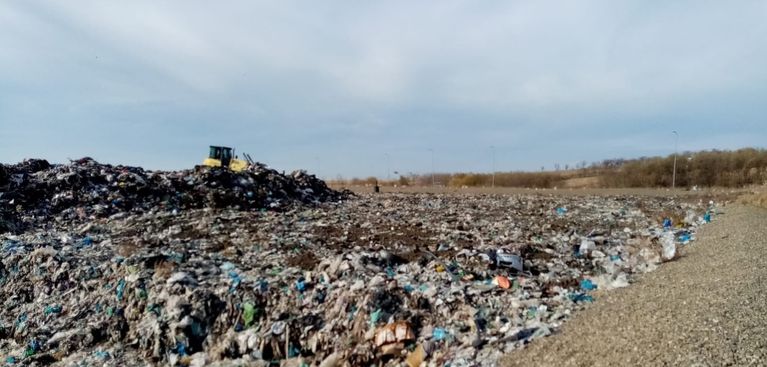 CJ apără administratorul gropii de gunoi