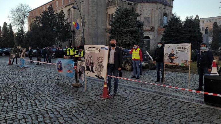 Protest cu sirene în Piața Revoluției. Polițiștii au pichetat sediul Prefecturii (VIDEO)