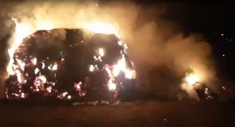 Furaje incendiate intenționat, din răzbunare. Polițiștii au declanșat o anchetă (VIDEO)