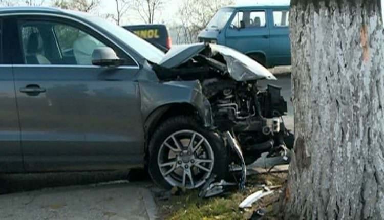 Un șofer beat s-a izbit cu mașina într-un copac. Protagonistul a fost denunțat la 112
