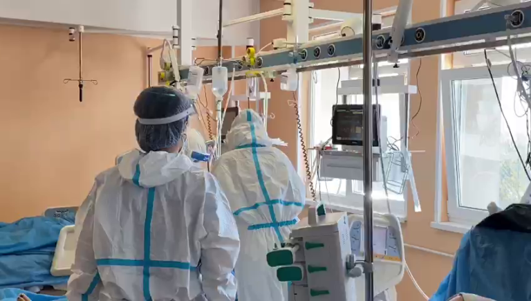 Luptă pentru salvarea unei paciente cu Covid-19 pe secţia ATI a Spitalului Judeţean „Mavromati” Botoşani.
