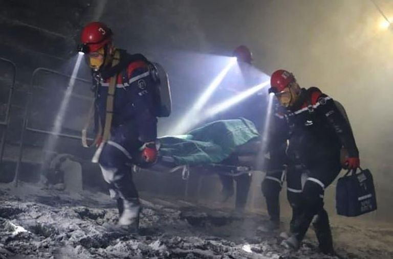 11 morţi la o mină din Rusia: 49 de mineri sunt blocați în subteran şi 43 răniți după o explozie urmată de un incendiu