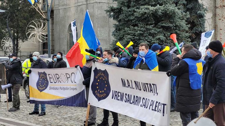 MONITORUL VIDEO: Polițiștii protestează în stradă