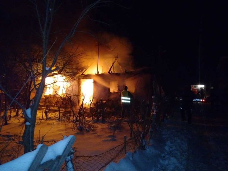 Casă mistuită de flăcări, din cauza unui jar căzut din sobă