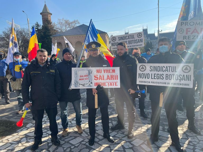 Protest al polițiștilor botoșăneni, la Iași. Fumigene și scandări antiguvernamentale (VIDEO)