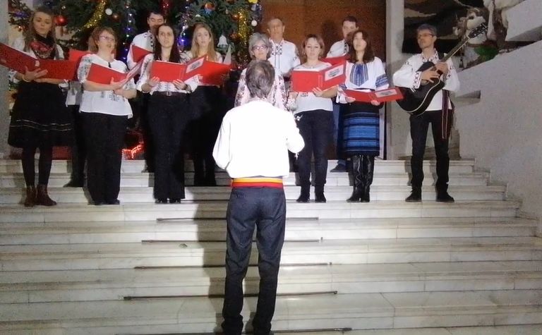 Lecție de omenie – concert de colinde pentru a ajuta doi copii rămași orfani