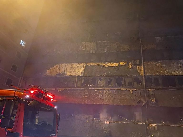 Incendiu de proporţii uriaşe la un bloc din Constanţa