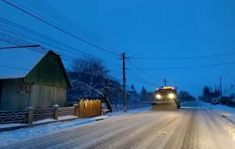 Circulație în condiții de iarnă pe majoritatea drumurilor din județ (VIDEO)