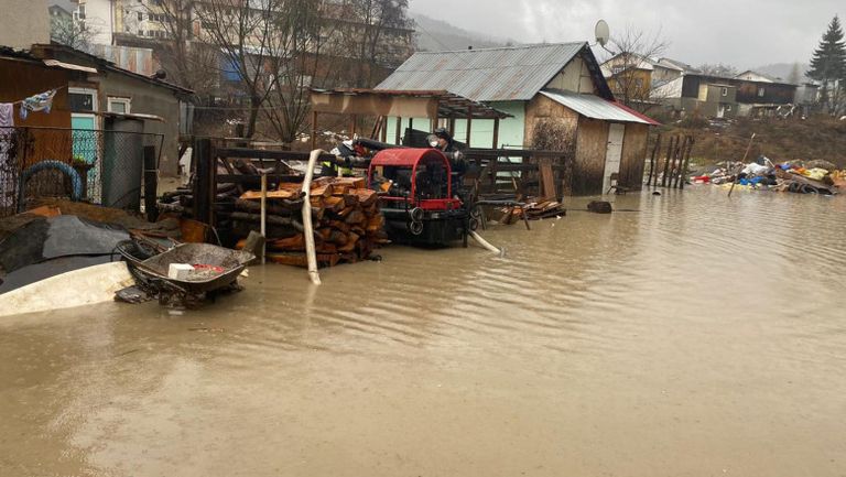 Ploile din ultimele zile au provocat inundaţii în zeci de localităţi din ţară