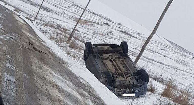 Mașină cu roțile în sus, după un accident la beție. Trei persoane au ajuns la spital