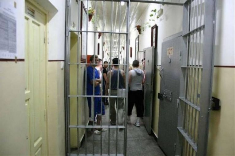 Penitenciarul Botoșani este cea mai aglomerată unitate de detenție din țară. Paturi supraetajate pe trei nivele
