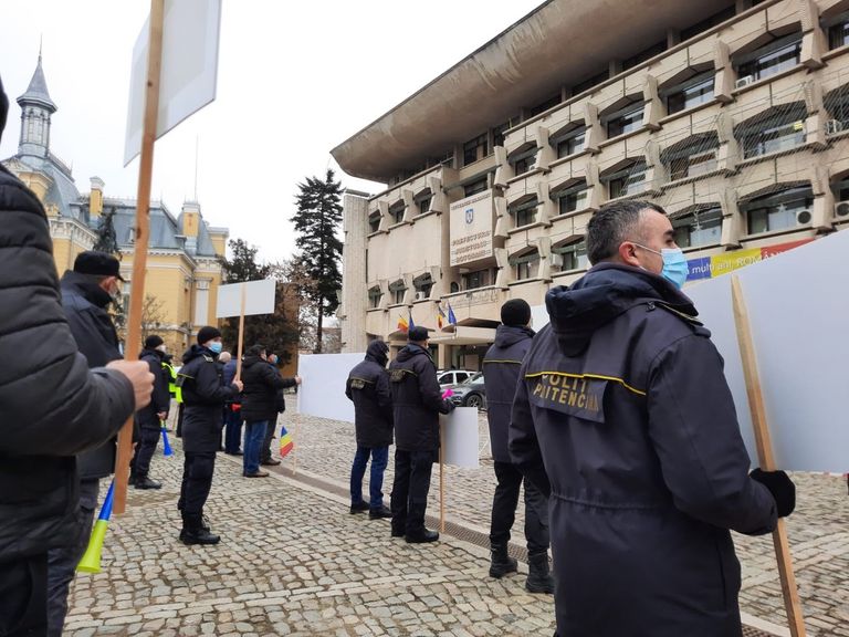 Ultimatum dat guvernanților de sindicaliștii din poliție și penitenciare. „Nu mai rezistăm acestei bătăi de joc!”