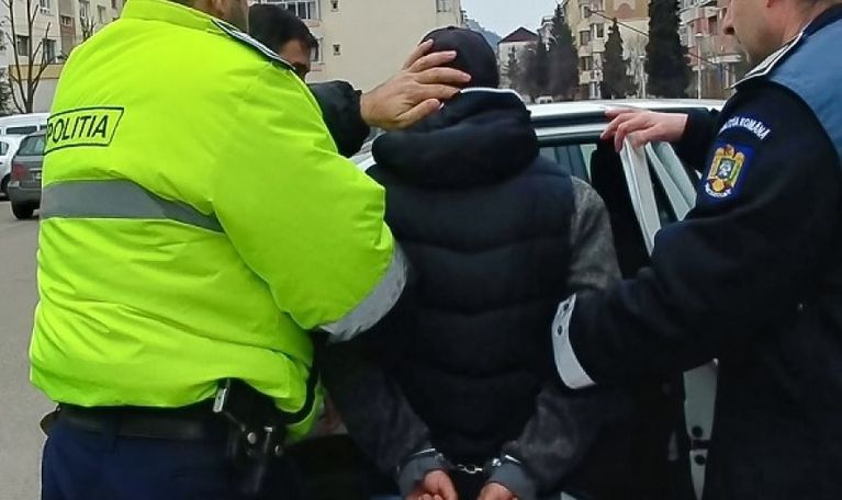 Arest pentru tânărul care a furat maşina mamei şi a gonit cu poliţia pe urme