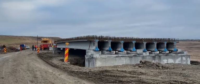Primul viaduct de pe DN 29D prinde contur. Au început să fie montate grinzile prefabricate (VIDEO)
