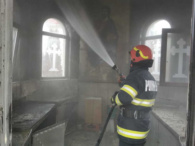 Incendiu în curtea unei biserici, în ziua de Bobotează