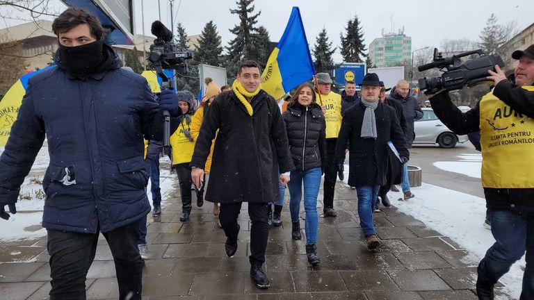 George Simion și-a făcut campanie la Botoșani. A cumpărat usturoi și a mers pe mijlocul străzii (video)
