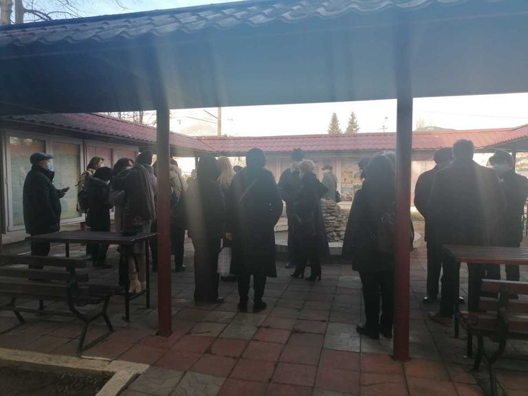 Protest al profesorilor de la Eminescu la sediul IŞJ (video)