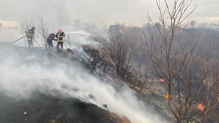 Incendiu uriaș la marginea municipiului. Flăcări împânzite pe mai multe hectare (VIDEO)