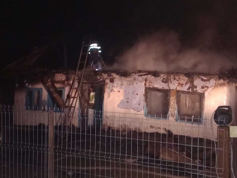 Casă cuprinsă de flăcări într-o comună din județ