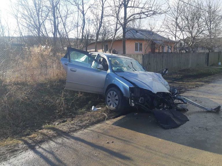 Minori răniţi în maşina unui şofer începător: nu purtau centură
