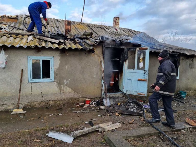 Casă distrusă de flăcări, din cauza unui jar căzut din sobă