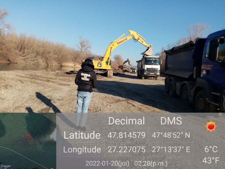 Balastieră ilegală descoperită în albia Prutului. Comisarii de mediu au aplicat o amendă de 30.000 de lei