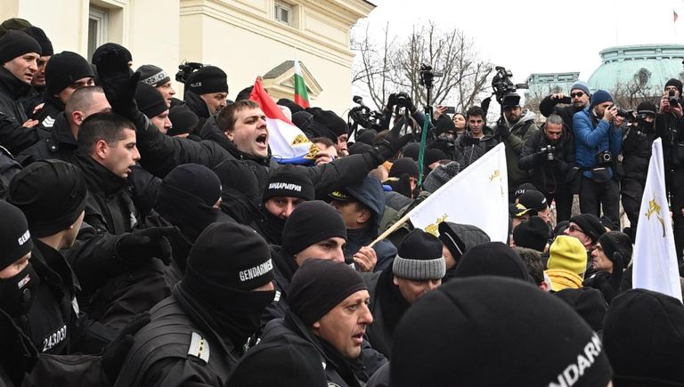 Asalt asupra Parlamentului Bulgariei. Asemănări izbitoare cu manifestările din România