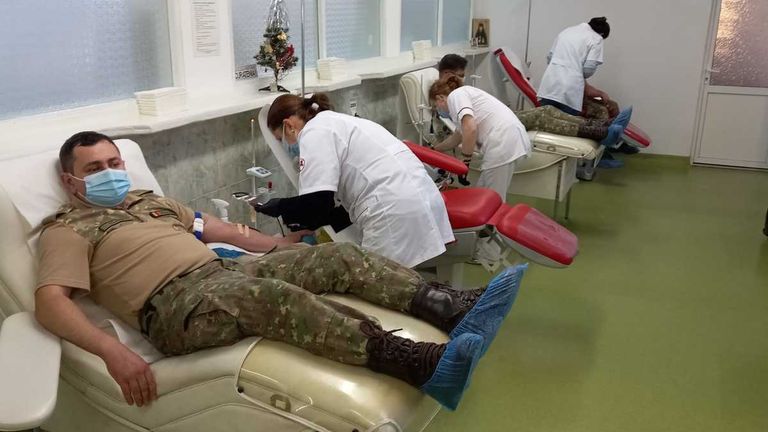 Donare de sânge, în uniformă. Mai mulți militari au mers la Centrul de Transfuzie Sanguină