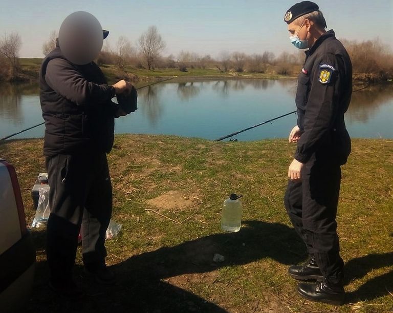Au „pescuit” câte o amendă. Pescari sancționați de jandarmi