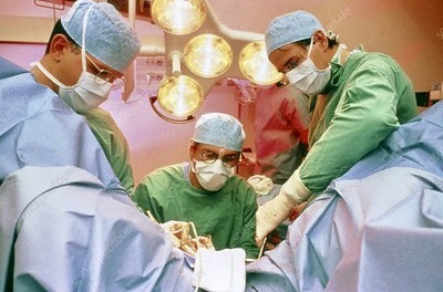 Tânără ajunsă pe masa de operaţii după un experiment sexual