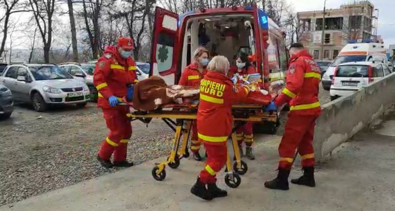 Copilul căzut de la etaj a ajuns cu elicopterul la Iași (video)