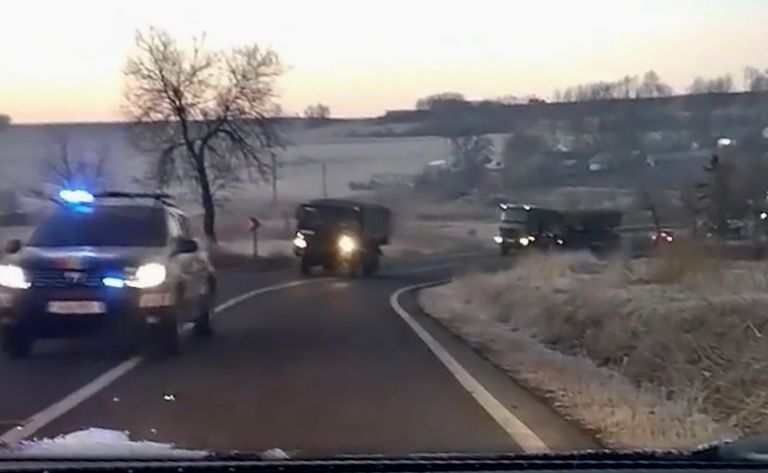 MONITORUL VIDEO: Convoi militar filmat în drum spre baza de la Suharău