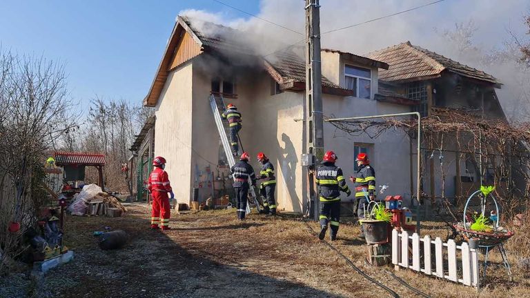 Casă cuprinsă de flăcări, din cauza coșului de fum (VIDEO)